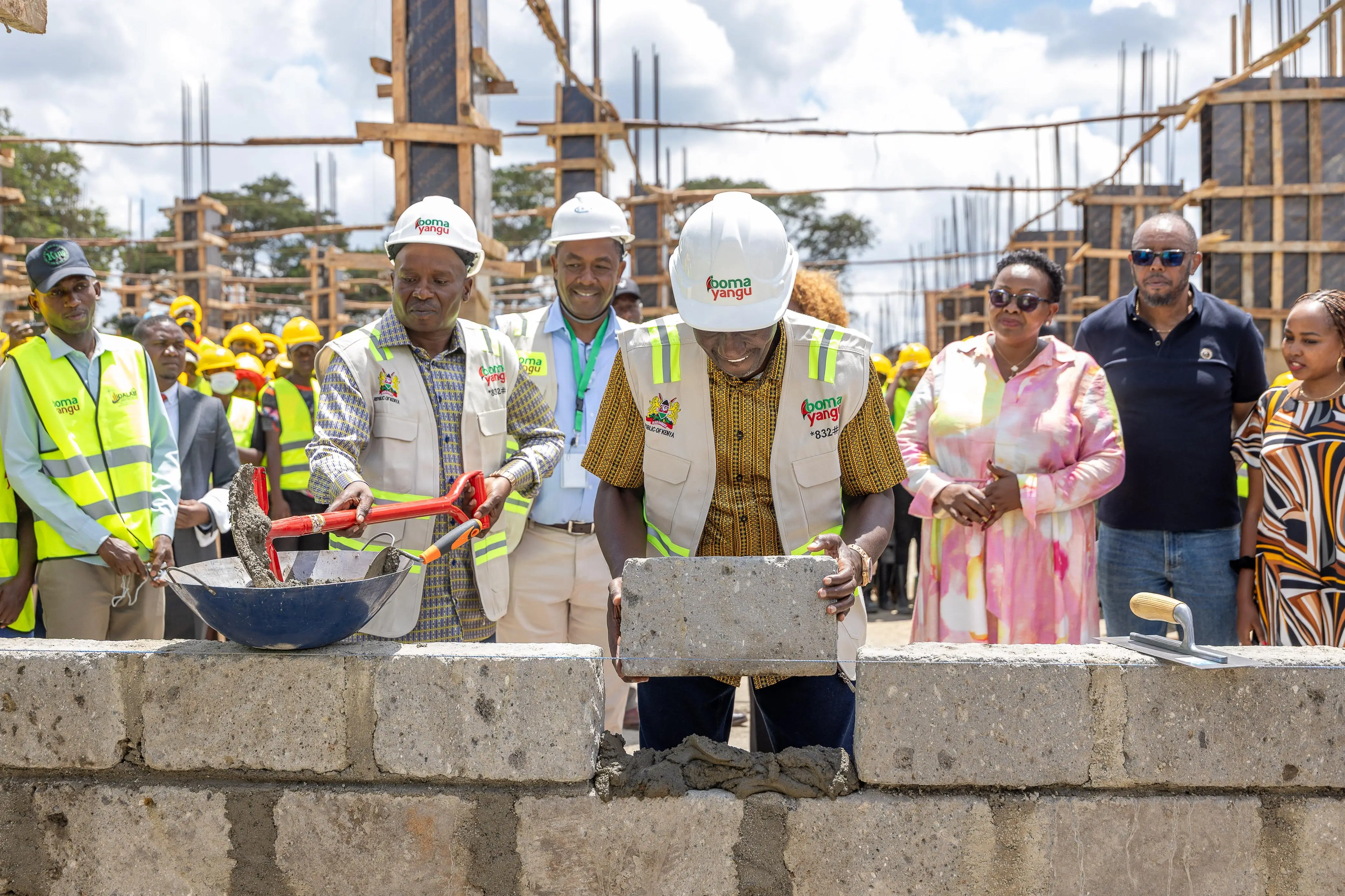 President William Ruto and Deputy President Kithure Kindiki laying the foundation stone for Kabati Modern market in Murang’a County_25.4.2026