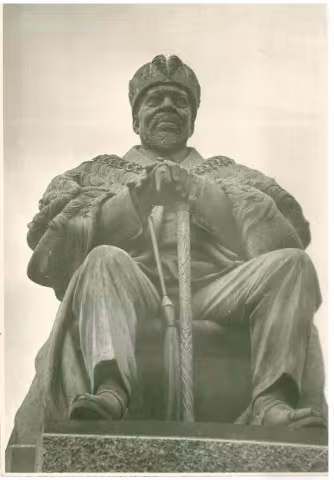 statue